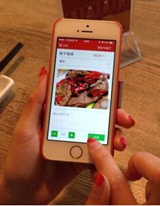 圖為白領(lǐng)在用二維火現(xiàn)場點(diǎn)餐。　施佳秀　攝